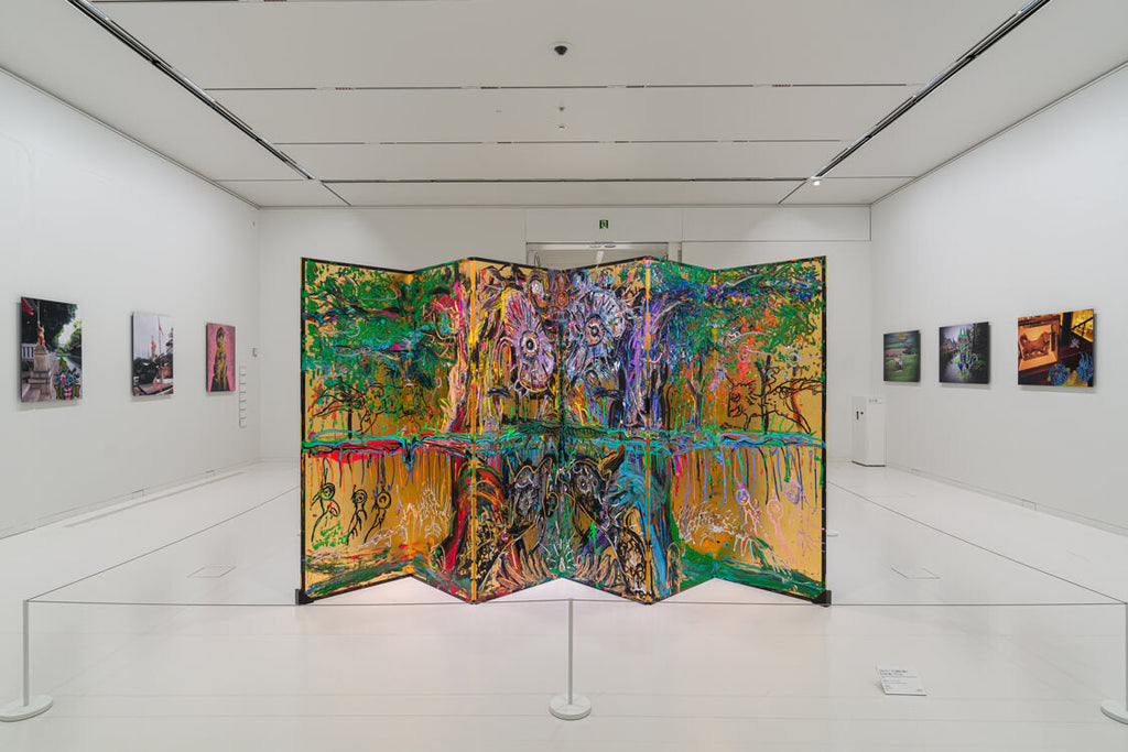 小松美羽の作品が下瀬美術館に収蔵・展示：「SIMOSE 新コレクション展 後期―サム・フォールズ、小松美羽」