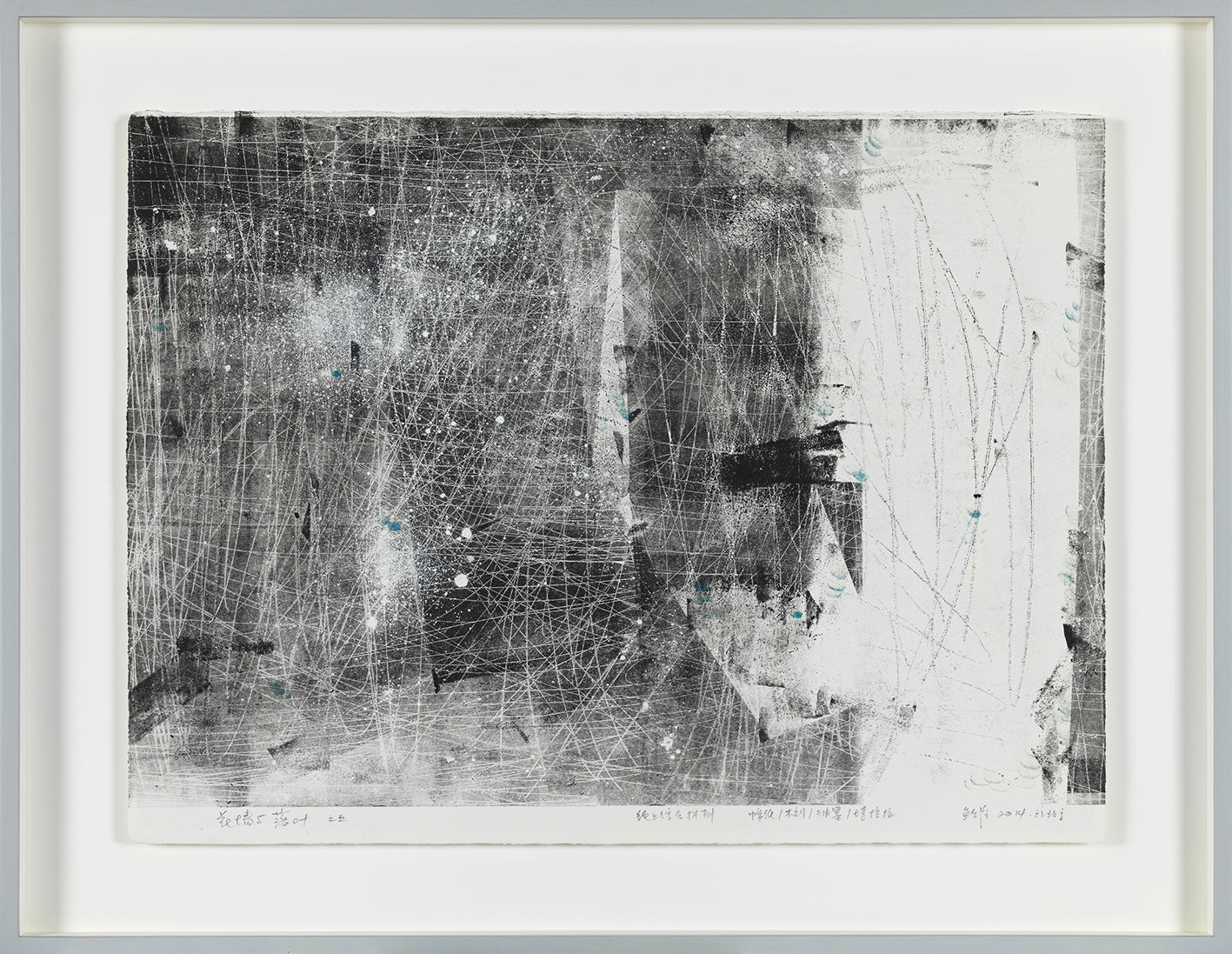 Wall Wall in Bloom and Fallen Leaves