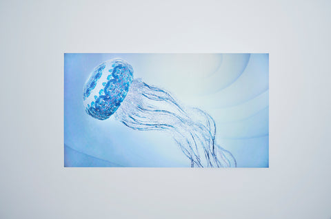 Kaleido Jellyfish -2023- Limited Edition, RYOTARO MURAMATSU, 2023數位作品 由紀念照片或回憶之地等馬賽克圖案組成的水母，是專屬於您的重要紀念相片。藝術家將親自為您製作漂浮在蔚藍大海上專屬於您的5分鐘水母影像。以廣島G7代表色為基調的背景色會持續不斷地變化。舉世無雙，獨一無二的藝術作品。  作品印象可以通過以下視頻進行觀看   作品製作背景請點擊這裡在G7高峰會上傳達和平祈禱的《DANDELION PROJECT》｜NAKED代表－村松亮太郎 => Article ・本作品是可以在藏家自己家中的顯示器上欣賞的限定版作品。・時長為5分鐘的作品，影像將會被反復播放。・限定三件 【2023 Limited Edition 內容】・USB隨身碟、附贈藝術家親筆簽名精裝禮盒・數據中及精裝禮盒內部附帶限定編號 【推薦規格/規格】・輸出顯示器：55英吋以上，1080P（Full HD）～４K・素材畫像數據：３MB以上 【備注】・本作品是訂製作品。訂購後，請發送指定的照片或者圖像給我們，藝術家將親自根據圖像編輯生成馬賽克的程序。・從訂購到交貨預計約6～8周。・我們將為您發送內藏作品檔案的USB隨身碟。可將顯示器和USB鏈接後欣賞作品。・購買後藝術家也將會親自為您進行維護。（※詳情請咨詢）・本作品非NFT作品。・顯示價格包括運費，但不包含關稅、消費稅等當地稅。此類費用須由顧客在交貨時自行承擔。